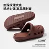 Nuevas sandalias perforadas con estampado de lichi, suelas gruesas de EVA y punta cerrada, pantuflas retro ligeras y transpirables para hombres y mujeres, disponibles para venta al por mayor