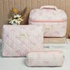 Bolsa de cosméticos portátil de gran capacidad para almacenamiento, portátil, acolchada, de algodón, con lazo encantador y flores, para viajes y estudiantes.