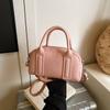 Bolsa Transversal Pequena Quadrada para Mulheres Estilo Normcore Bolsa de Ombro Único Transversal 2025 Primavera e Verão Nova Bolsa Bowling Bolsa Almofada