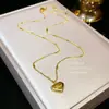 Colar de Amor em Aço Titânio Nova Corrente para Clavícula Feminina Simples Elegante Sem Cor Leve Luxo Acessórios de Coração de Pêssego