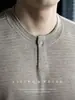 Camiseta de manga larga para hombre, estilo retro, de un solo botón, cuello Henley, ligeramente madura, base de punto acanalado transpirable y cómoda para otoño de 2026