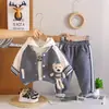 Conjunto de Três Peças Outono para Meninos 2026 Novo Estiloso Bonito Bebê Primavera e Outono Roupas com Bolso 3D de Urso Bebê Moderno