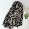 Bufanda Clásica con Estampado de Leopardo para Hombres y Mujeres de la Calle Europea y Americana, Toalla de Playa, Chal Cálido para Viaje, Protección Solar, Bufanda de Seda