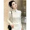 La nueva colección de otoño e invierno de Andy Rong presenta tops de punto de manga larga, ajustados y de estilo minimalista, con cuello semi-alto, perfectos como capa base o prenda interior.