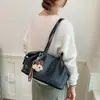 Bolsa feminina de grande capacidade, nova moda outono 2026, bolsa de ombro de alta qualidade para o dia a dia, bolsa versátil de ombro