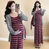 Em estoque Novo Vestido de Maternidade Listrado Tricotado Saia de Suspensório para Gestantes + Cardigã Pequeno Longo Vestido de Verão Duas Peças para Gestantes