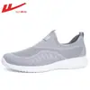 Zapatos slip-on de tirar para ancianos, nuevos zapatos transpirables de malla primavera-verano 2026, cómodos zapatos de papá estilo Old Beijing con suela blanda