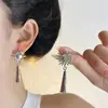 Pendientes vintage de borla dorada con sol, diseño de nicho, lujo ligero, estilo de mediados de siglo, pendientes de alta gama, elegantes y de tonos fríos