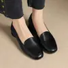 Mocassins macios de couro retrô estilo francês para mulheres, com salto grosso, design de calçar e estilo de corte baixo e bico raso, nova coleção outono 2026