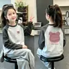 Outono/Inverno 2026 Nova Camiseta Térmica de Fleece para Meninas com Gola Redonda, Bloco de Cores, Manga Longa, Camada Base, Roupa Térmica Infantil Estilosa