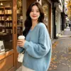 Novo suéter de lã tricotada com forro de fleece para outono e inverno para mulheres, com decote V, caimento solto e um estilo relaxado e moderno em cores sólidas
