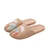 Fábrica Zapatillas de lino de verano estilo japonés bordadas de punta cerrada para mujer hogar cuatro estaciones transpirables EVA hogar viscosa lino zapatillas hombre