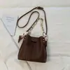 Bolsa Feminina Simples e Fashion 2026 Nova Bolsa de Ombro Único de Verão Cor Color Block de Nicho Alça de Corrente de Alto Valor Bolsa de Mão Tipo Balde Feminina
