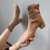 Botas Curtas de Couro Macio com Salto Grosso e Bico Quadrado para Mulheres 2026 Novo Estilo com Zíper Traseiro Versátil para o Dia a Dia e o Trabalho Estilo Maduro Botas de Salto Alto
