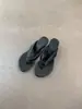 []2026 Novo Estilo Simples Bico Quadrado Solado Anabela Salto Médio Bico Aberto Chinelos Salto Médio Sapatos para Exterior
