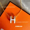 Colar Aijia H Feminino Esmalte Letra V Corrente de Clavícula Dourada Pingente Mini Grande Elegante Alto Padrão Acessível Luxo Estilo Versátil