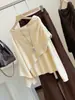 Elegante diseño asimétrico, top de punto de manga larga estilo chal de dos piezas falso para mujer, nueva colección de otoño, corte casual y relajado, top de hombros descubiertos