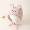 Touca de Bebê Estilo Primavera e Outono Fofa e Super Fofa Touca com Proteção para as Orelhas para Bebê de Poucos Meses Outono Recém-nascido Masculino e Feminino Gorro Quente para Dedos do Pé