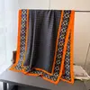 Color de Contraste Geométrico Imitación Seda Brocado Moda Protección Solar Estilo Retro Bufanda de Seda Bufanda Larga Chal Pañuelo Versátil para la Cabeza Bufanda