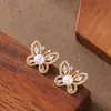 Pendientes de Botón de Plata Moda Estilo Festivo Exquisito Incrustados con Circonita Perla Trébol de Cuatro Hojas Mariposa Cola de Pez con un Toque de Lujo