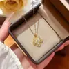 Moderna Cadena Clavicular de Acero de Titanio con Trébol de Cuatro Hojas Clásico Japonés y Coreano para Mujer, Elegante y Lujosa Cadena de Zirconia, Accesorio Versátil Exquisito