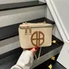 Bolsa Pequena Quadrada de Ombro Fashion com Toque de Luxo para o Dia a Dia, Novo Modelo Inverno 2025, Bolsa Transversal com Corrente de Letras Feita à Mão