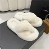 Chinelos de algodão com abertura nos dedos e design cruzado de pelúcia, chinelos peludos de sola grossa para uso doméstico, calçados femininos para exterior, novo estilo fada de outono e inverno