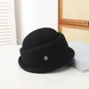 Sombrero de Invierno y Otoño para Mujer, Estilo Retro con Borde Enrollado y Logo Metálico, Sombrero de Pescador de Lana que Favorece el Rostro, Resistente al Frío y Cálido, En Stock