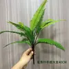 Plantas verdes artificiales en stock, manojos de helecho, hojas de helecho, hierba de helecho para decoración de paredes interiores y diseño de paisajes, césped artificial al por mayor