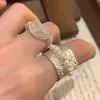 Serenidad de Té Blanco, Anillo Abierto Irregular de Perla Tejido Plegado, Anillo de Dedo Índice de Lujo Ligero de Gama Alta, Accesorio de Mano de Moda