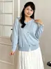 Blusa casual versátil de malha para mulheres plus size, gola redonda, abertura parcial no peito, estilo outono 2026, manga longa para mulheres plus size