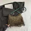 Bolso con Flecos de Remaches Estilo Americano para Mujer 2025 Nuevo de Moda Bolso tipo Silla de Montar Maillard Versátil Bolso Cruzado Estilo Ins