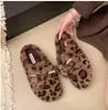 Chinelos peludos com laço doce em couro macio para mulheres, sapatos quentes de inverno para uso externo e no escritório, chinelos slip-on preguiçosos para mulheres