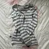 Camiseta de manga larga con botones y cuello redondo, cuello en V, simple y elegante, moderna y versátil, top básico, diseño a rayas retro americano transfronterizo
