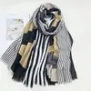 Bufanda Nueva de Algodón y Lino para Mujer de Comercio Exterior Europeo y Americano, Delgada y Versátil con Estampado Geométrico, Bufanda Protectora del Sol para Viajes de Primavera y Verano