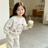 Conjunto casual de duas peças calmante para crianças em estilo japonês: top de manga comprida com estampa de desenho animado e calça de moletom jogger elástica