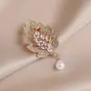 Broche de Hoja Nuevo Elegante de Alta Gama Lujo Ligero Personalizado Simple Aleación con Incrustaciones de Diamante Pin Antiluz Corsage
