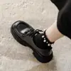 Sapatos de couro estilo britânico com sola grossa para mulheres 2024 Novos mocassins com cadarço e plataforma oculta Sapatos pretos populares de camada única