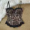 Top de alça estilo camisola patchwork de renda e estampa de leopardo, estilo retrô milenar europeu e americano, projetado para afinar e valorizar a silhueta.