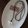 26 Novos Modelos de Colares de Cordão de Couro com Fecho de Cordão de Pônei, Simples e Elegantes com um Toque de Luxo, Pingente de Pônei Versátil de Estilo Nichado para Mulheres