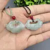 Colgante Candado Nube Verde Tianshan Jade de Seda Dorada de Xinjiang Jade Blanco Ruyi Candado Unisex Colgante de Jade de Paz Fuente de Suministro para Transmisiones en Vivo
