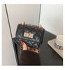 Mini Bolsa Quadrada com Fecho de Bordado Pequeno Feminina 2024 Chegada de Verão Xadrez Diamante Corrente Moda Cor Sólida Bolsa de Ombro Transversal