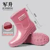 Botas de lluvia de moda para mujer, impermeables y antideslizantes, estilo popular, diseño de caña corta, zapatos de goma de suela gruesa estilo japonés, duraderos, cálidos y adecuados para uso en la cocina