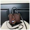 Bolsa tote de luxo leve, retrô, color block, pequena bolsa de mão para mulheres, nova coleção 2026, moda de nicho, bolsa de ombro versátil, bolsa transversal da moda