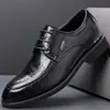 Sapatos masculinos de couro de alta qualidade com acabamento à mão, sapatos sociais business casual, sapatos masculinos com tendência britânica, mocassins, slip-on