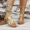 Sandalias de Plataforma Planas de Estilo Europeo y Americano Transfronterizas de Talla Grande con Remaches Huecos y Correas para Mujer, Diseño Personalizado de Caña Alta, Venta al por Mayor de Tallas Grandes