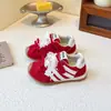 Zapatillas Deportivas para Niñas 2026 Nuevos Zapatos de Entrenamiento Alemanes para Niños Malla Transpirable Lazo Rojo Zapatos Casuales para Correr