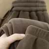 Calça de fleece masculina dupla face, projetada para uso ao ar livre, com punhos elásticos, forro de fleece e espessura adicional para aquecimento, um novo estilo de calça de inverno forrada com fleece para esportes