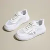 Tênis Branco Malha Respirável Oferta Especial Código Quebrado Garça de Almofada Moda Buraco Pequeno Sapatos Brancos Mulher Verão 2026 Ultra-leve Antiderrapante Esportivo Prancha Feminina