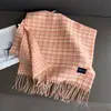 2025 Nuevo Otoño e Invierno Estilo Coreano Cuadros Bufanda Cálida Chal para Mujer Versátil Ropa de Trabajo Borla Arena Fina Bufanda de Imitación Cachemir